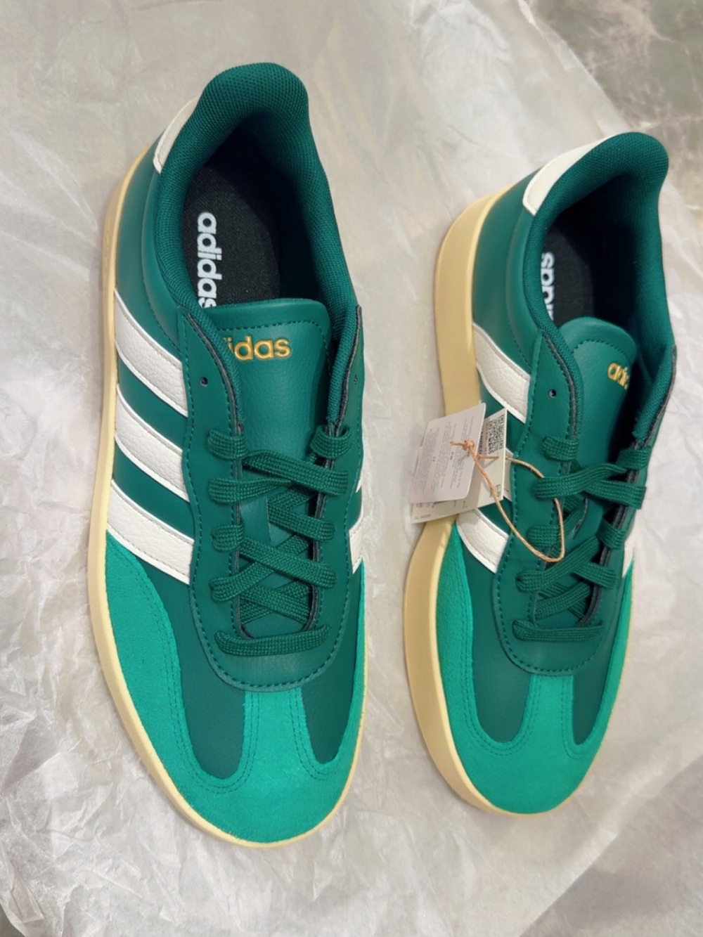 BARREDA SHOES
Classic sneakers made of synthetic leather and suede.